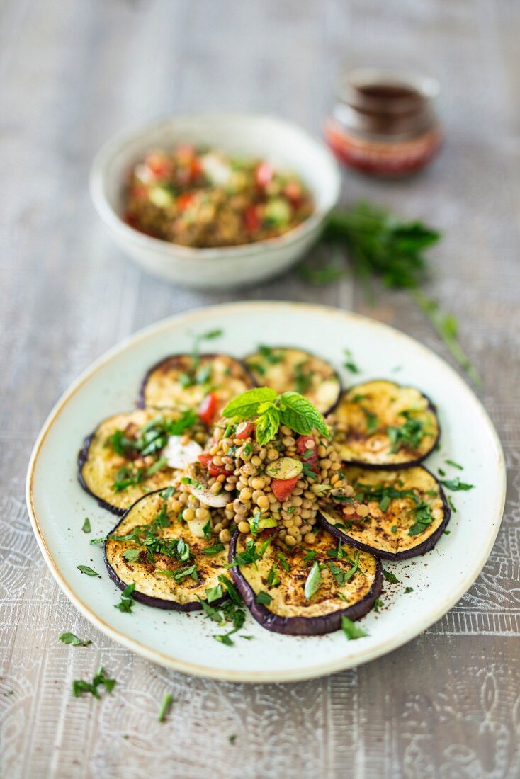 Baked aubergine slices with lentils