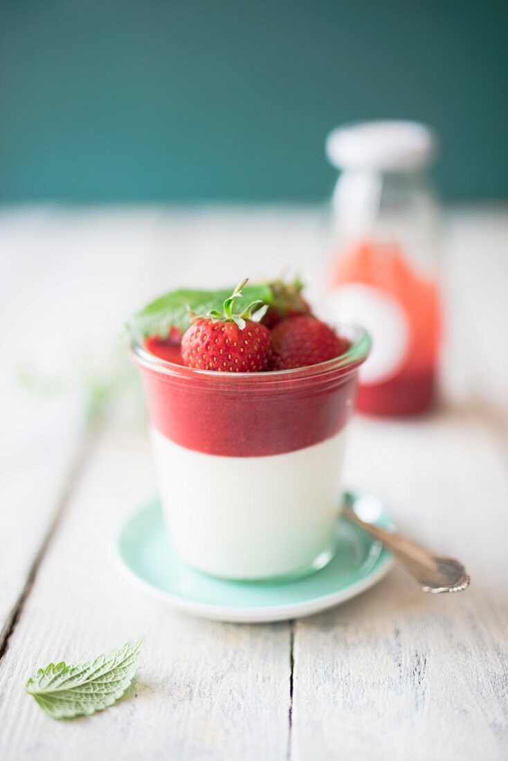 Joghurtcreme mit Ziegenkäse und Erdbeeren