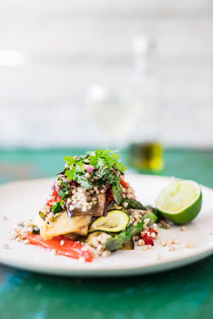 Salat mit Buchweizen und Gemüse