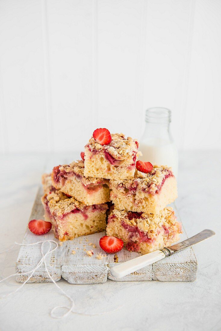 Stack of strawberry and crumble sponge