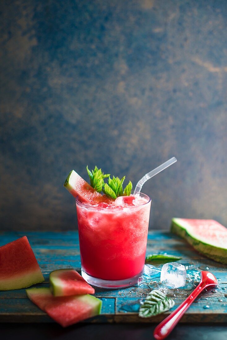 Wassermelonen-Slushie mit frischer Minze im Glas