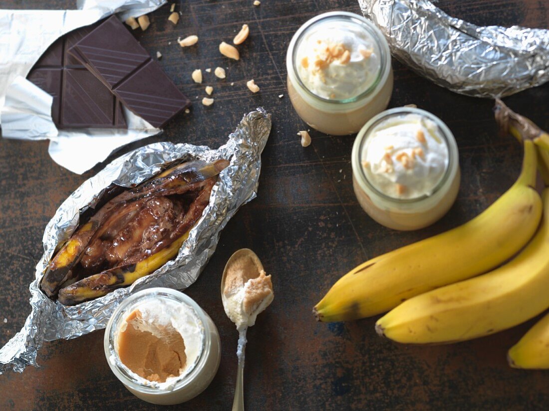 Gegrillte Bananen mit Schokoladensauce und Erdnusscreme
