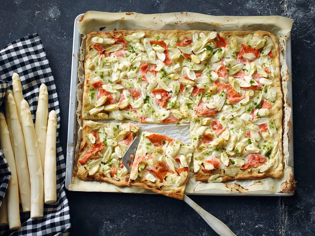 Flammkuchen mit Spargel und Lachs