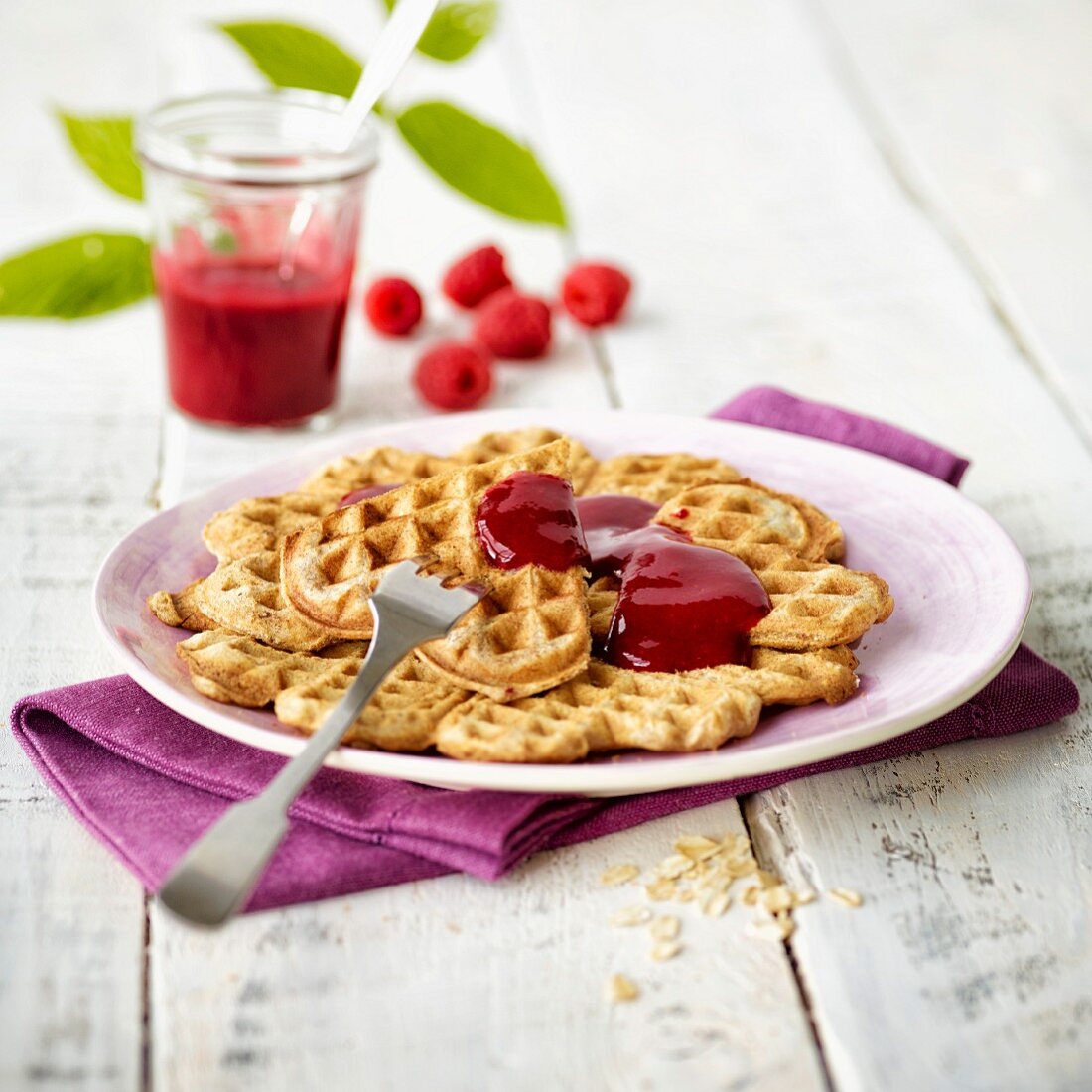 Wholemeal waffles with raspberry sauce