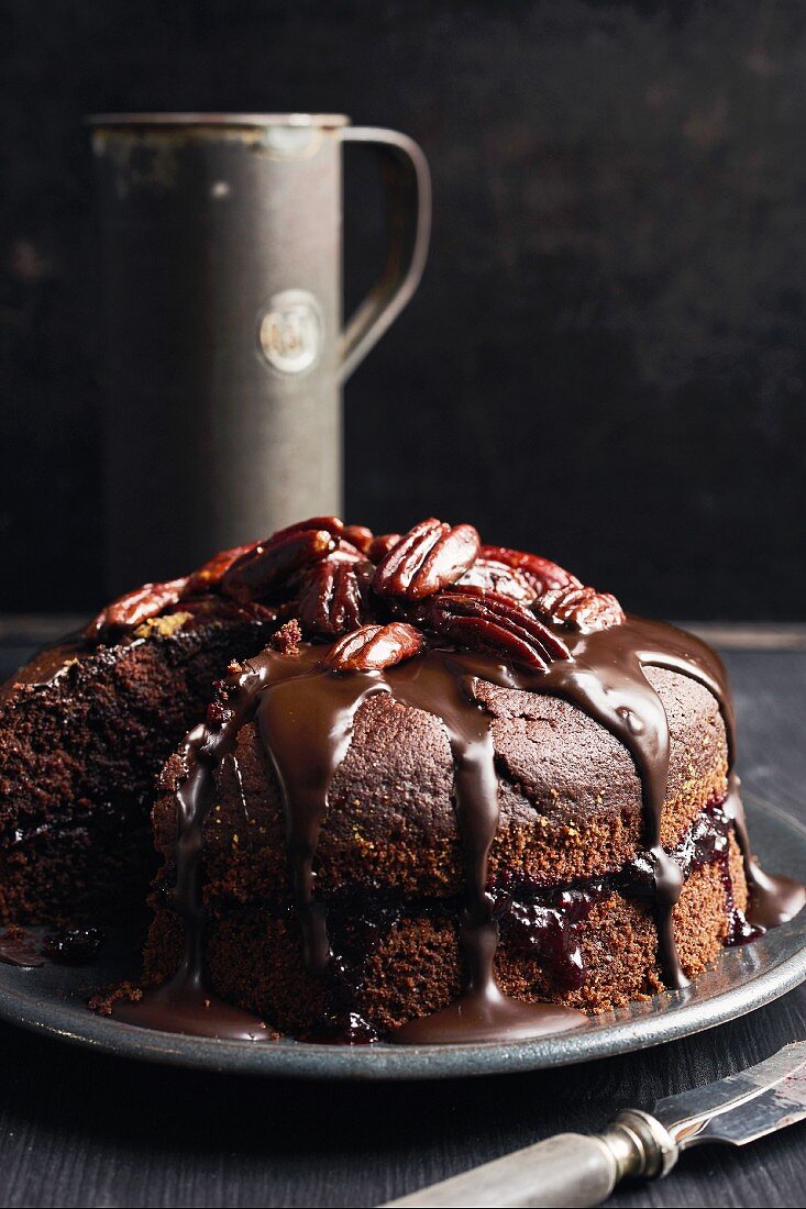 Schokoladenkuchen mit Johannisbeergelee und karamelisierten Pekannüssen