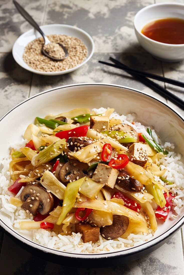 Weisskohl auf asiatische Art mit Tofu, Chili, Paprika, Champignons und Sesam