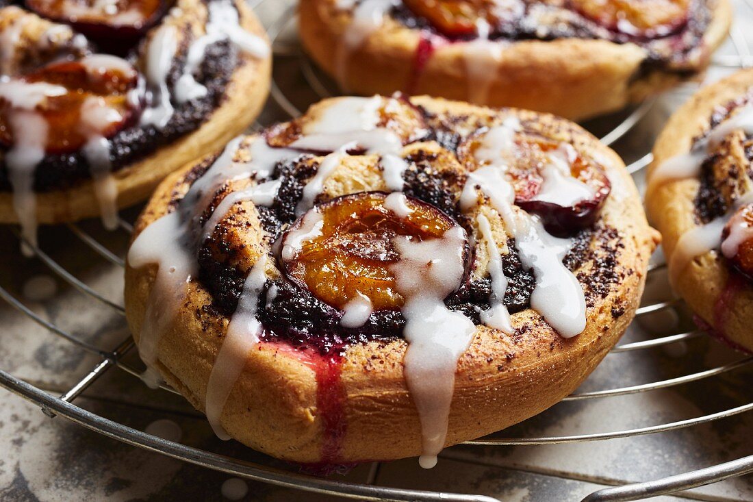 Hefe-Mohnschnecken mit Zwetschgen und Zuckerguss