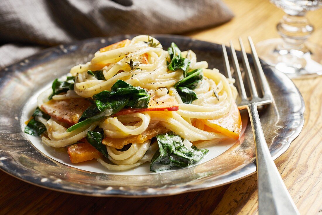 Spaghetti mit Kürbis und Spinat in Sahnesauce
