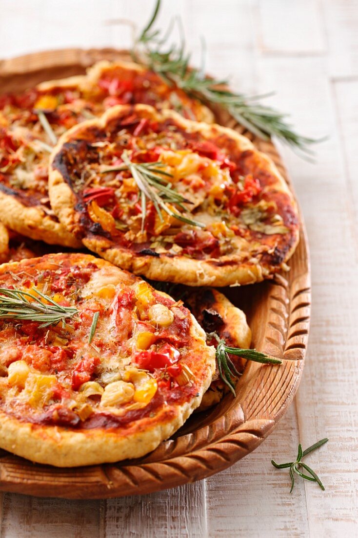 Mini pizzas with peppers and rosemary (vegetarian)