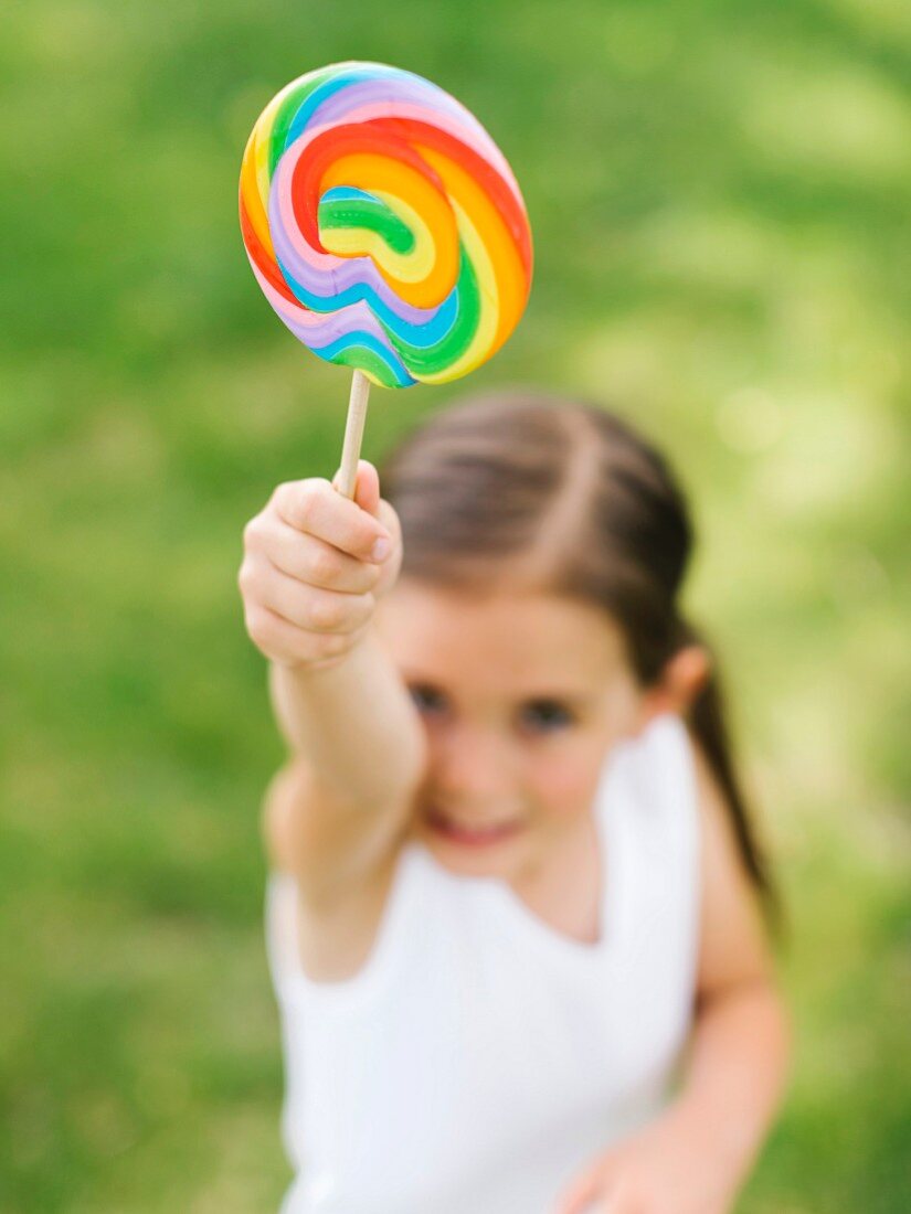 Mädchen hält bunten Lolli