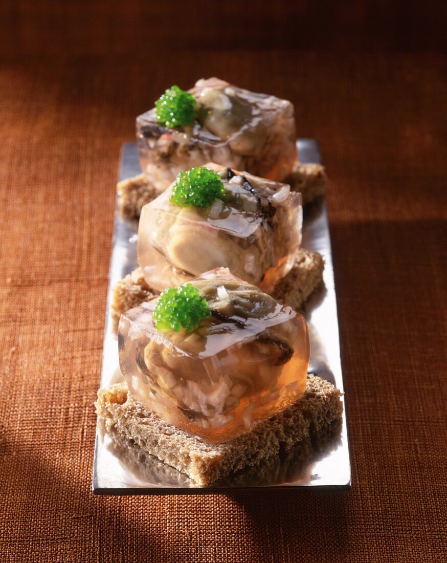 Canapés mit Austerngelee und Kaviar