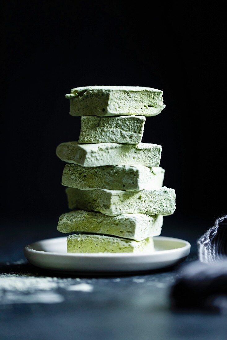 Grüne Matcha-Marshmallows, gestapelt auf Teller