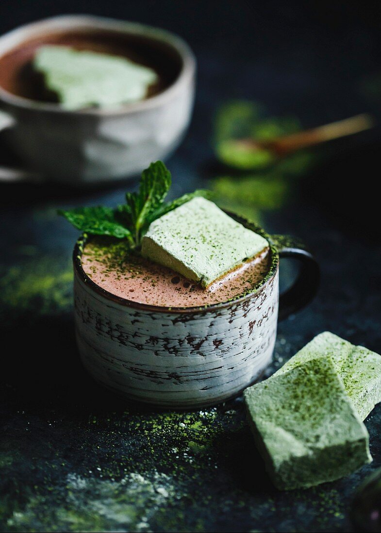 Heisser Kakao in Tassen dekoriert mit grünen Matcha-Marshmallows