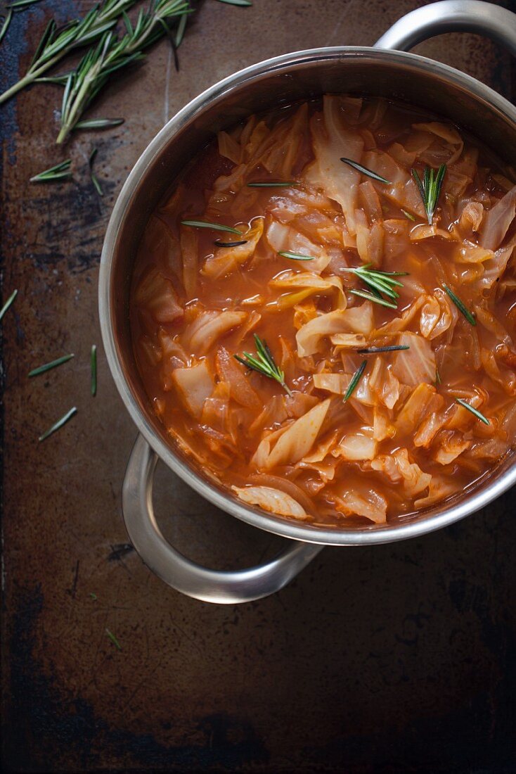 Weisskohlsuppe mit Rosmarin im Topf (Aufsicht)