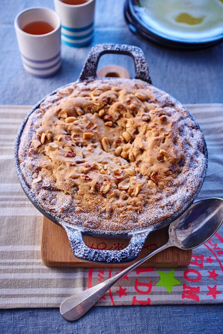 Erdnuss-Cookie-Kuchen in Pfanne