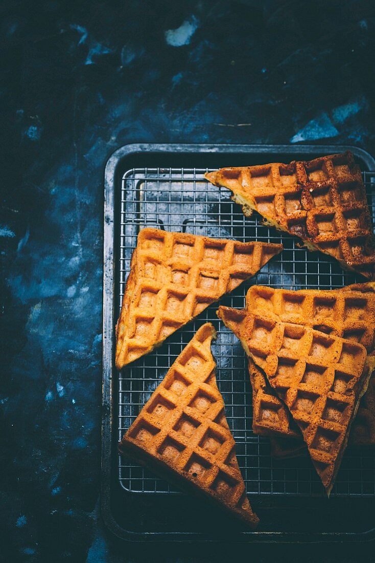 Waffeln auf Abkühlgitter vor schwarzem Hintergrund