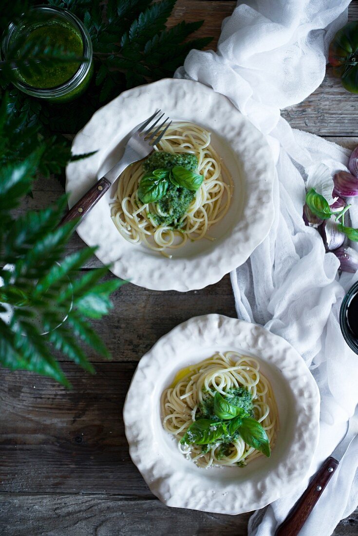 Spaghetti mit Pesto und Basilikum (Aufsicht)