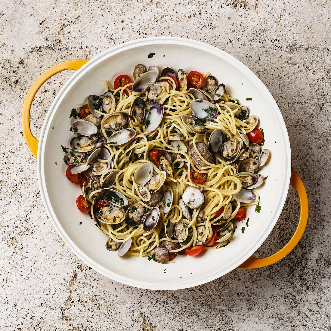 Spaghetti mit Venusmuscheln, Tomaten und Petersilie (Aufsicht)