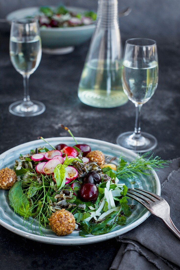 Wildreissalat mit Kirschen und Hibiskus-Vinaigrette serviert mit Weißwein