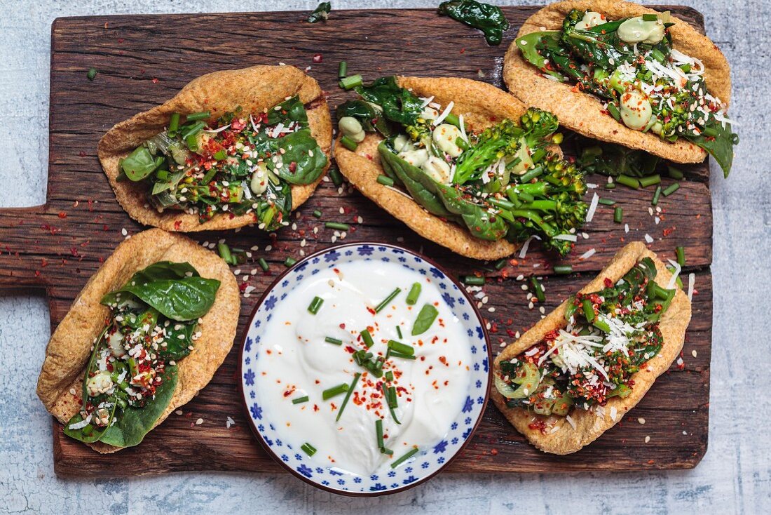 Vegane glutenfreie Tacos mit Spinat, Saubohnen, Brokkoli und Soja-Sauerrahm