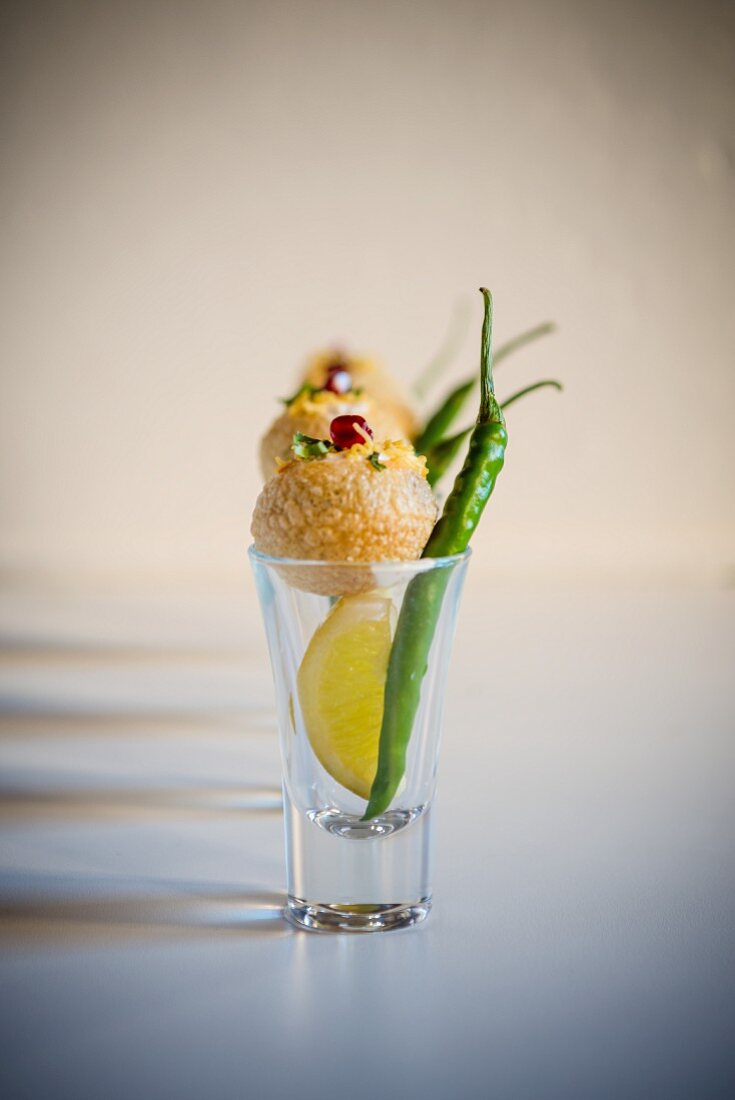 Dahi Sev Puri (Snack aus Indien) in einem Shotglas