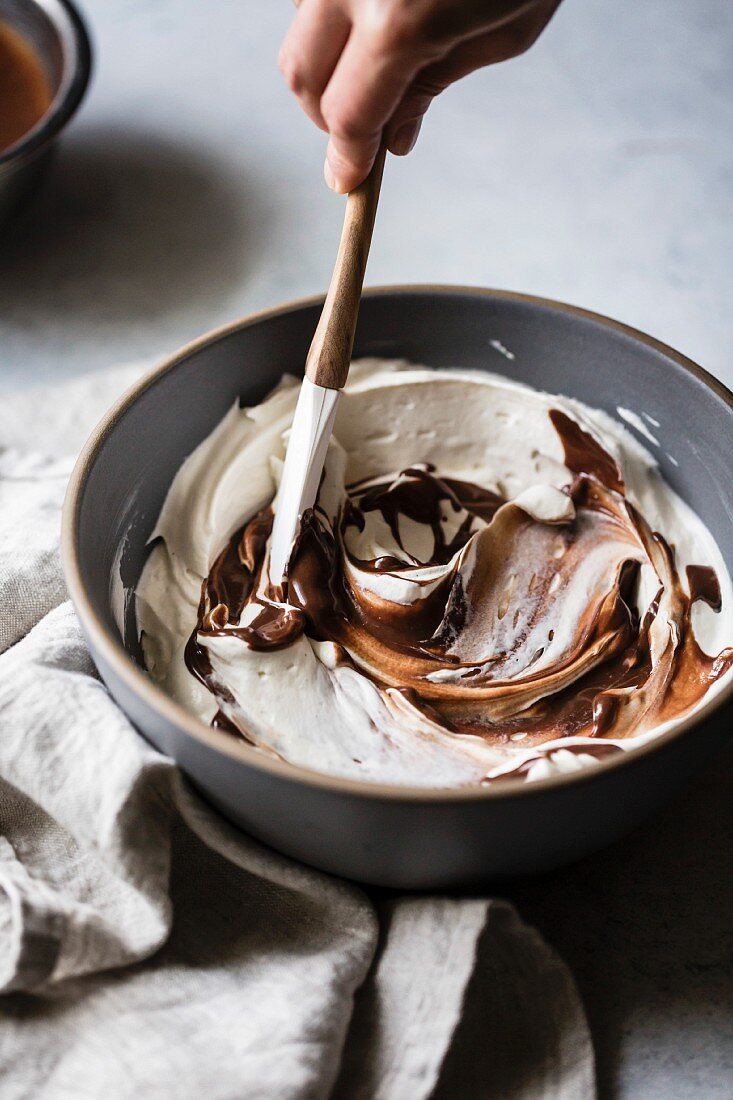 Chocolate Pie zubereiten: Füllung aus Sahne, Schokolade und Karamell verrühren