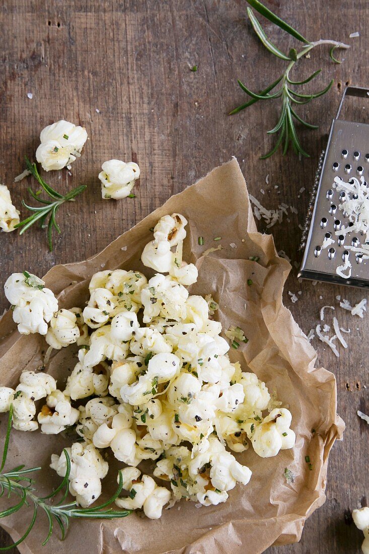 Savoury popcorn with herbs and melted cheese