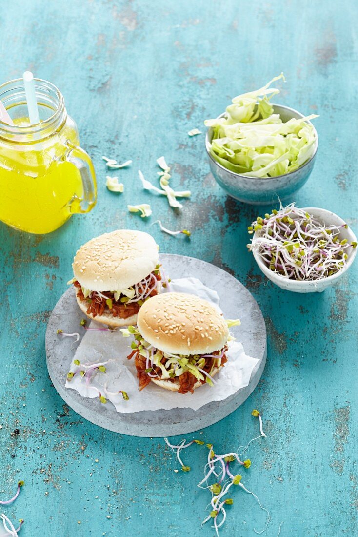 Burgers with pulled jackfruit and sprouts (vegan)