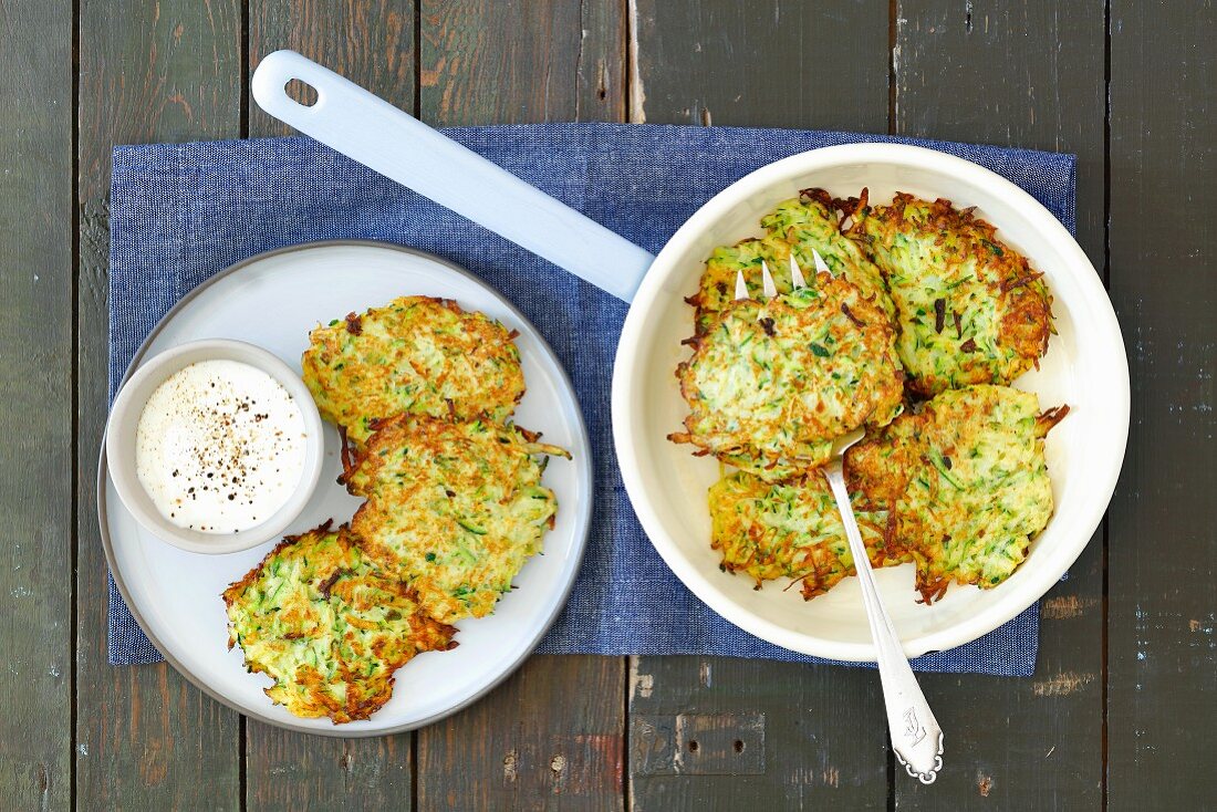 Courgette cakes with yoghurt dip