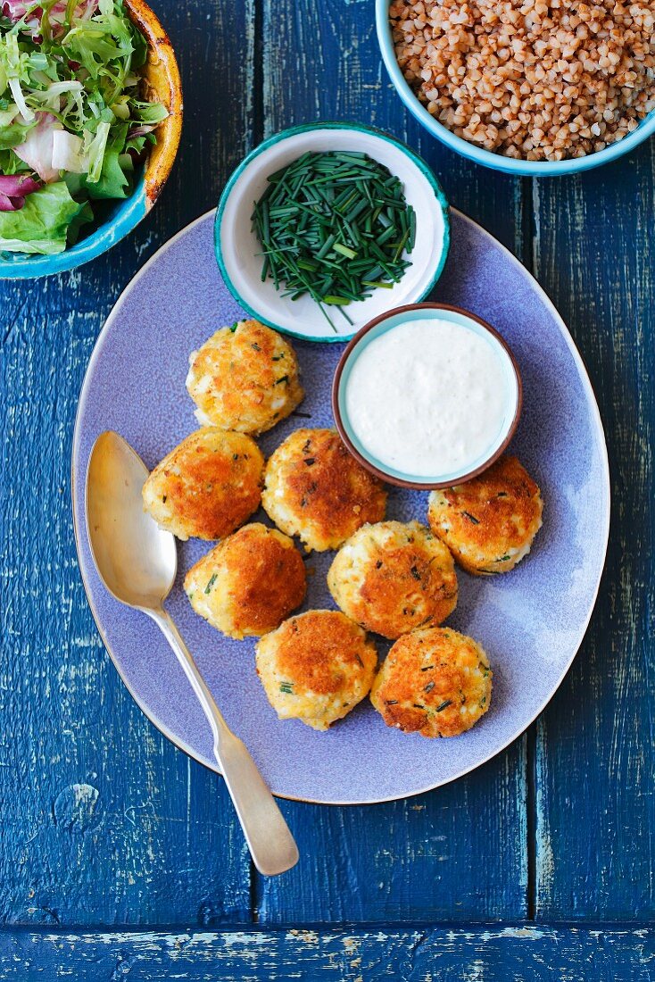 Panierte Eier mit Meerrettichsauce und Buchweizen