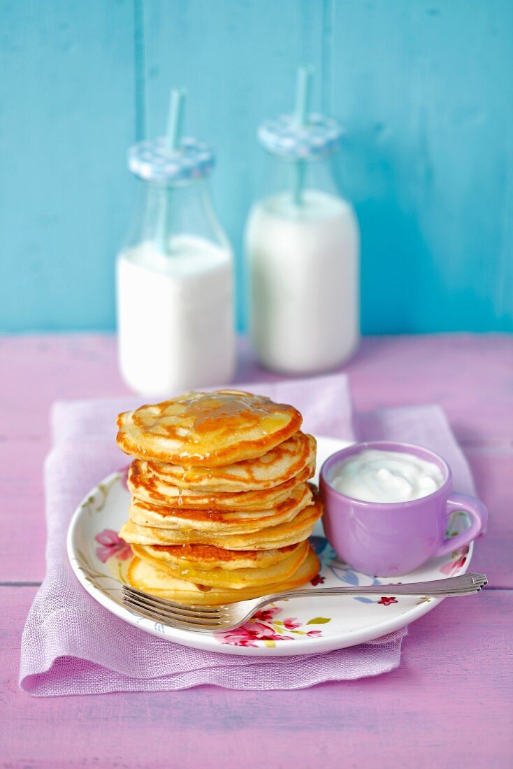Pancakes mit Honig und Joghurt
