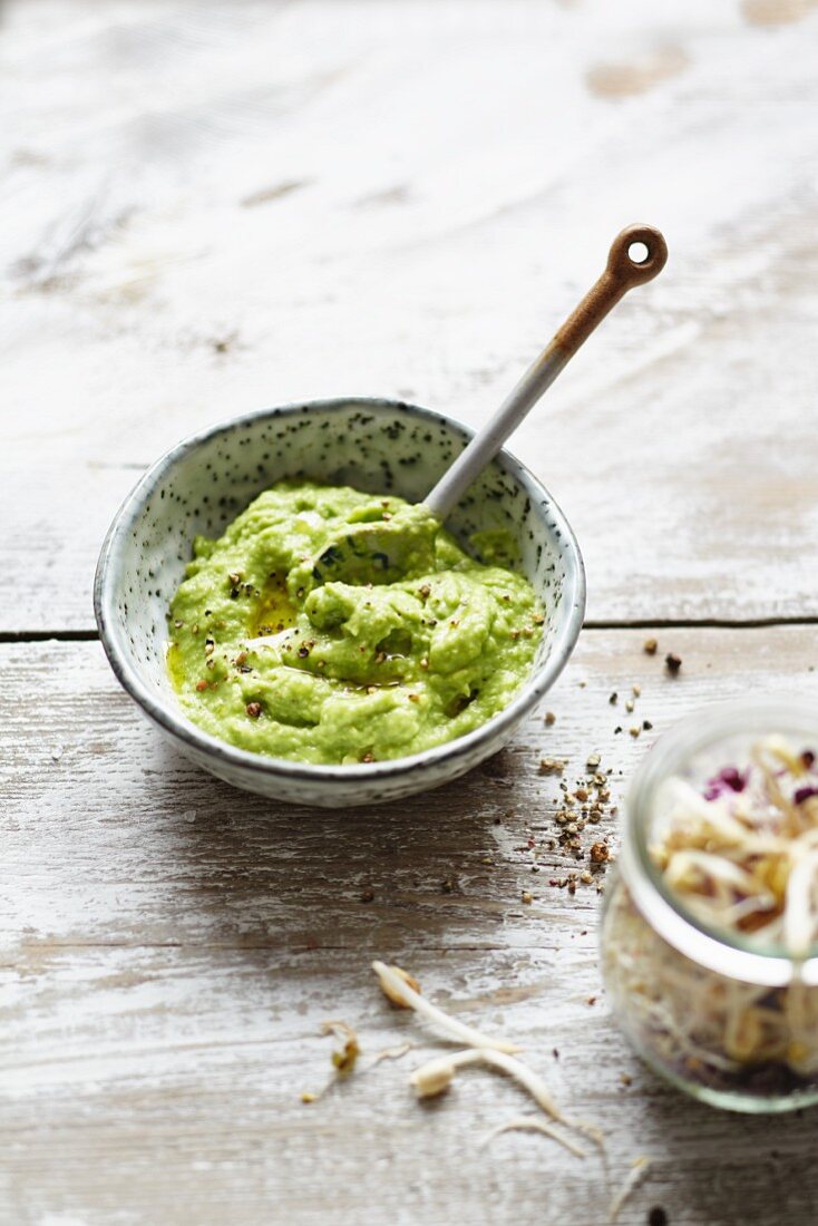 Avocado and lime dip with soya sprouts