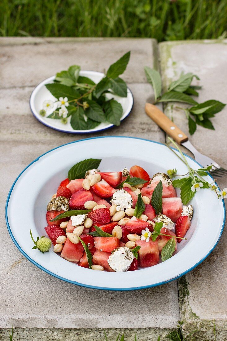 Salat mit Wassermelone, Erdbeeren, Minze und Zaatar-Labneh