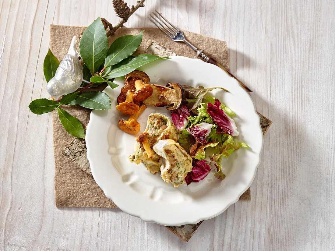 Pilzstrudel mit frischem Salat