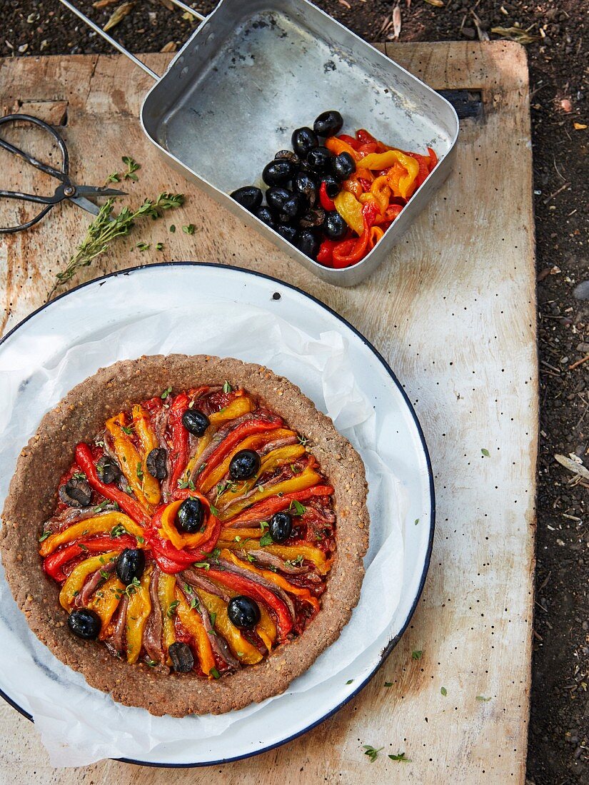 Paprika-Oliven-Tarte mit Sardellen