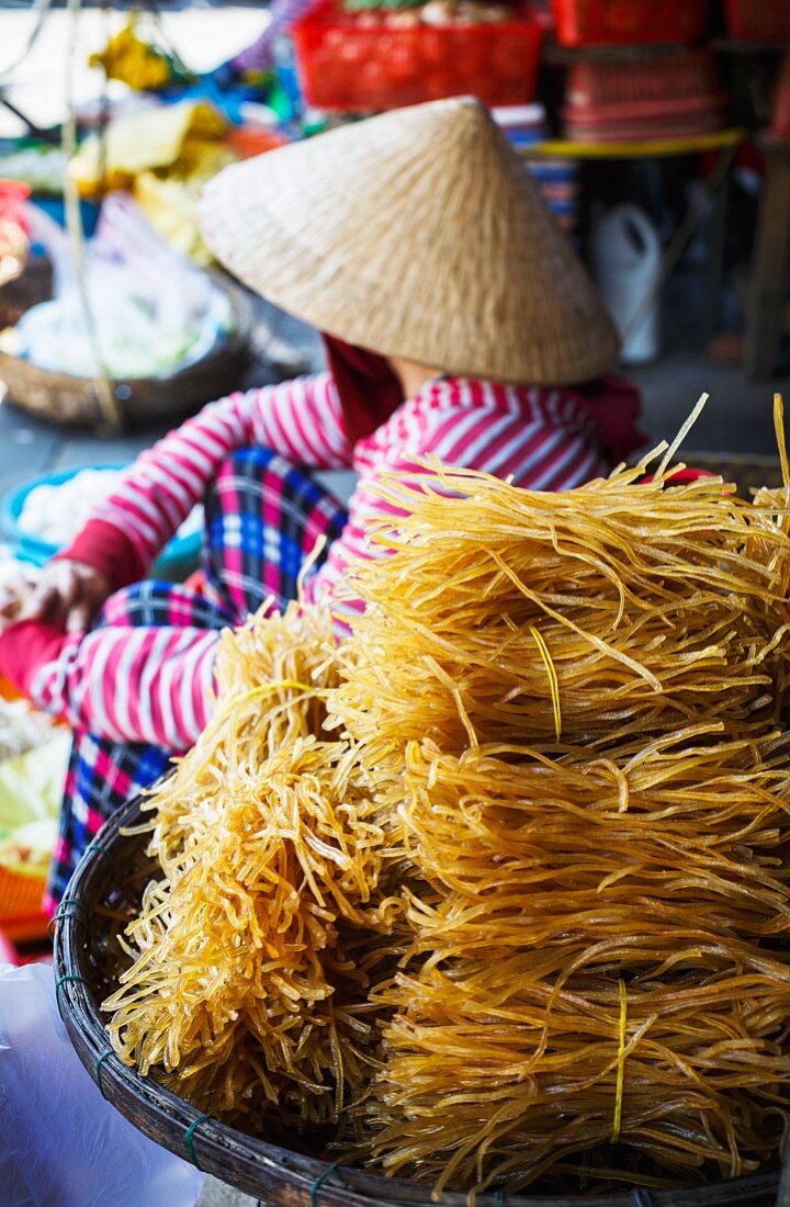 Nudeln auf dem Markt in Hoi An, Vietnam