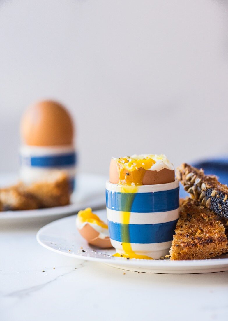 Weichgekochtes Ei und Toast