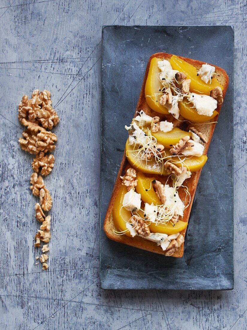 Gorgonzola mit Birnen und Walnüssen auf Weißbrot