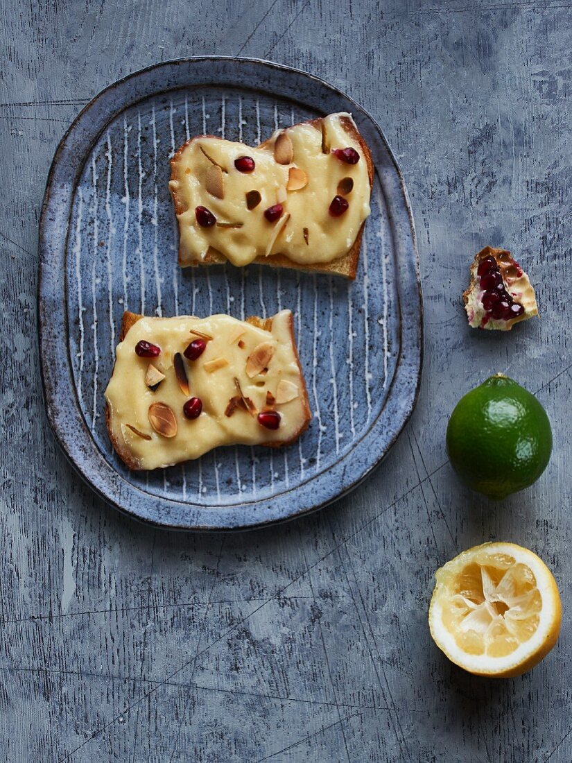 Lemoncurd mit karamellisierten Limettenschalen, Mandeln und Granatapfel auf Toastbrot