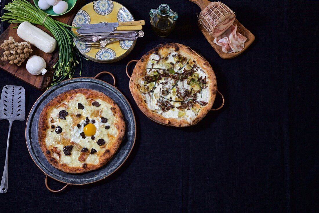 Pizza Bianca mit Champignons und Trüffel-Pizza mit Ei (Aufsicht)