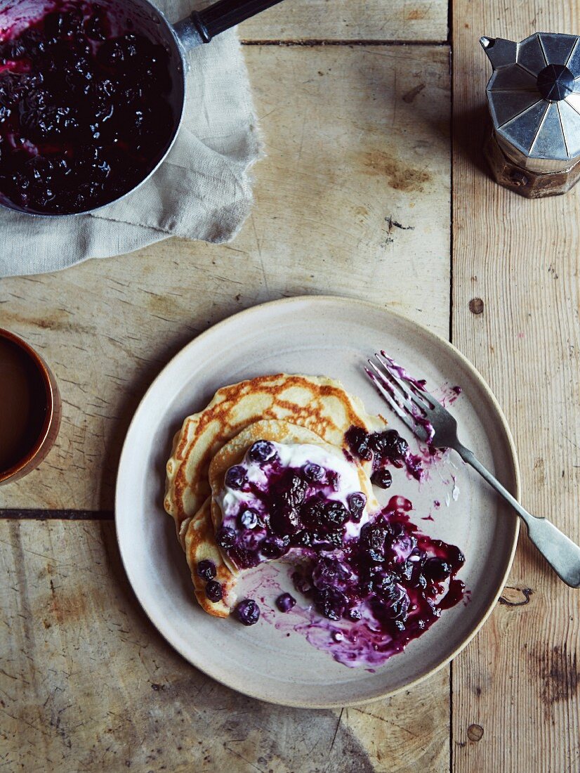 Pancakes mit Blaubeeren, Naturjoghurt, Honig und Kürbiskernen