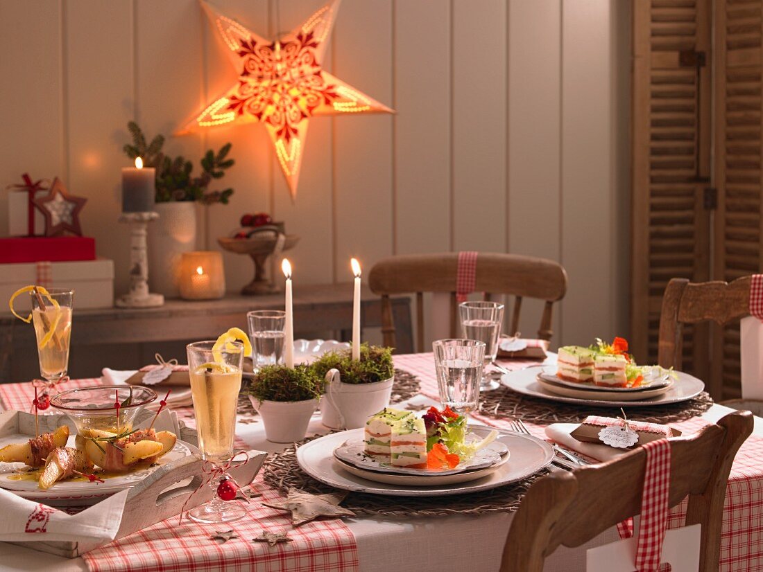 Festlicht gedeckter Weihnachtstisch mit Gurken-Lachs-Terrine und Sepck-Quitten