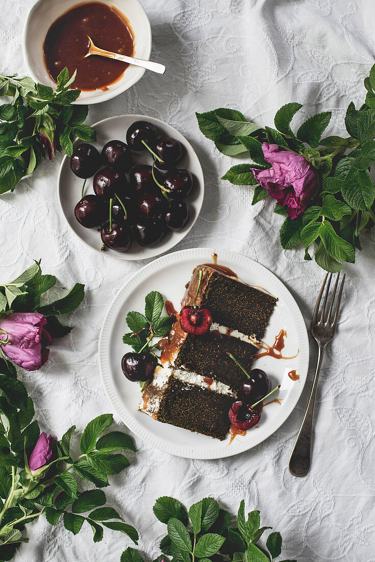 Matcha-Kuchen mit Karamellsauce und Kirschen