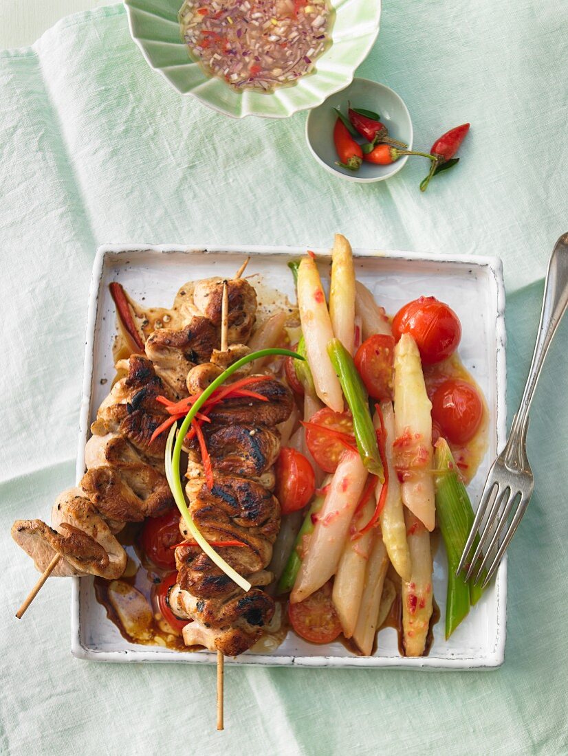 Chicken skewers with ginger, asparagus and cherry tomatoes