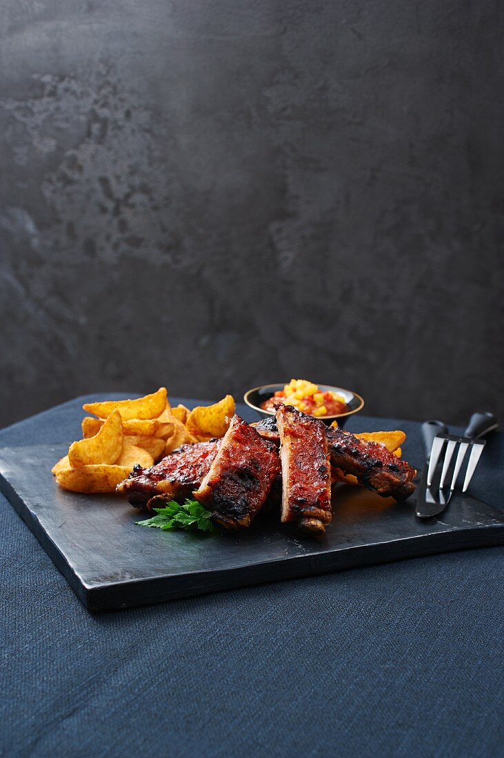 Spareribs mit Barbecuesauce und Potato Wedges