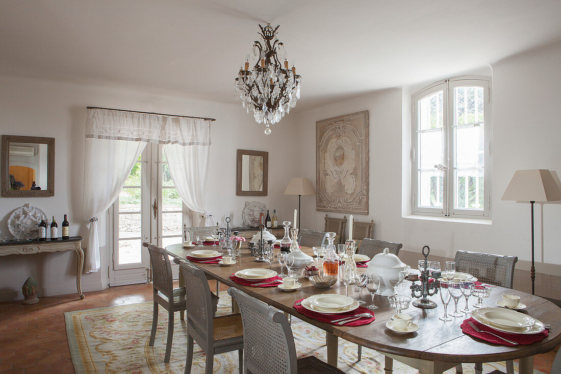 Festlich gedeckte ovale Tafel im Esszimmer mit französischem Stil