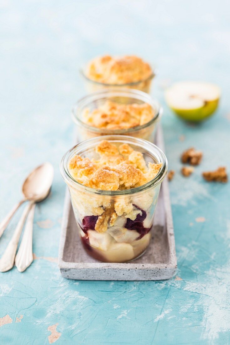 Veganer Birnencrumble mit Cranberries und Walnüssen