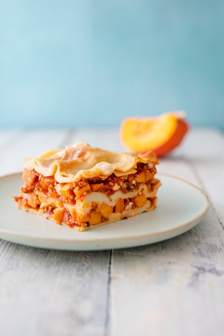 Ein Stück vegane Kürbis-Lasagne mit Tofu und Mandel-Bechamelsauce