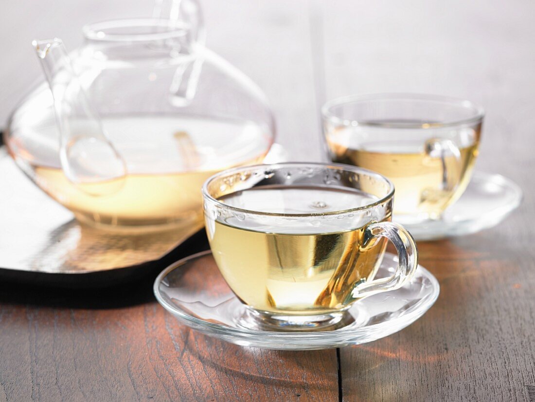 Grüner Tee in Glastasse und Glaskanne