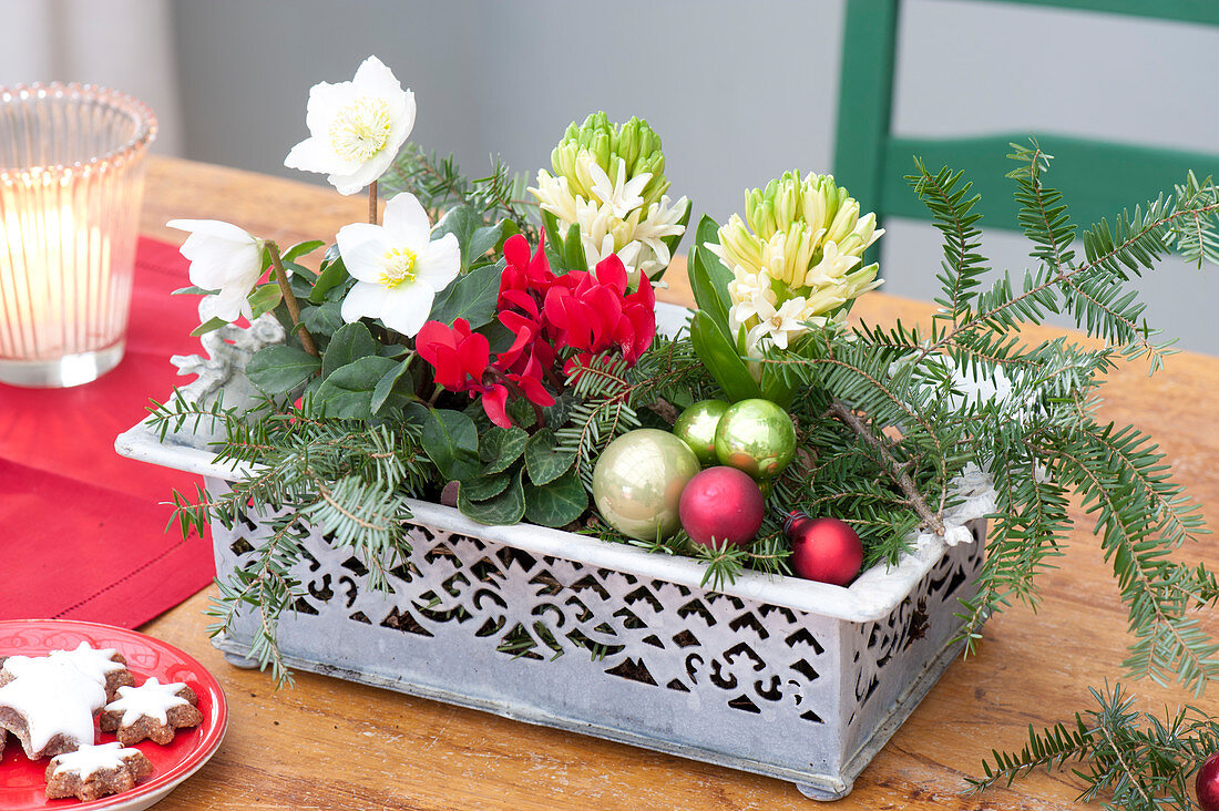 Kleiner Deko-Kasten mit Muster als weihnachtliche Tischdeko :